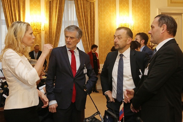 Pavol Kováčik v debate s J.E. Petrom Weissom, veľvyslancom SR v ČR a poslancami NR SR Janou Kiššovou a Miroslavom Ivanom.